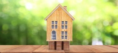 Ev modeli ve madeni paralar. Konut ve Emlak kavramı. ev işi fikri