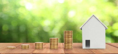 Ev modeli ve madeni paralar. Konut ve Emlak kavramı. ev işi fikri