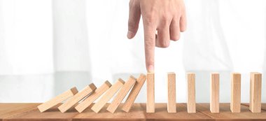 Domino etkisini durduran el, eşsiz iş fikirleri tarafından durduruldu.