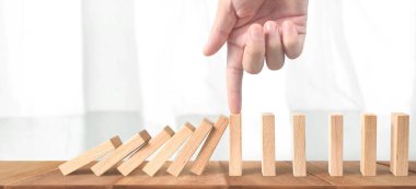 Domino etkisini durduran el, eşsiz iş fikirleri tarafından durduruldu.