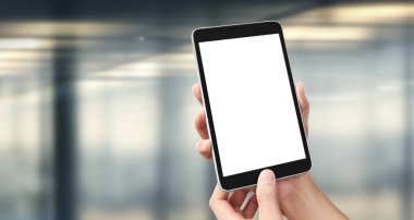 Bir tablet tutan eller izole ekran ile bilgisayar aygıtına dokunur