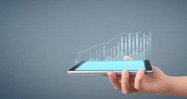 İşadamı, elinde tabletle iş yerinde grafik büyümesi ve grafik artışı planlıyor