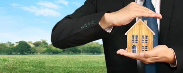 Concepto Hipotecario Por Casa Dinero Sosteniendo Modelo Casa Mano — Foto de Stock