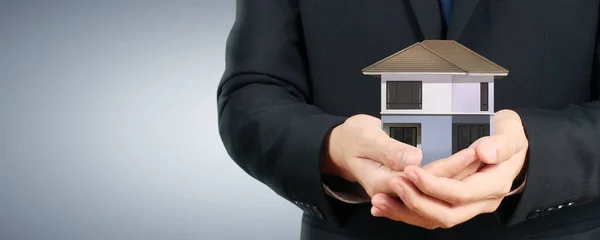 Concepto Hipotecario Por Casa Dinero Sosteniendo Modelo Casa Mano — Foto de Stock