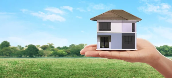 Hypotéka Podle Peněz Drží Ruce Model Domu — Stock fotografie
