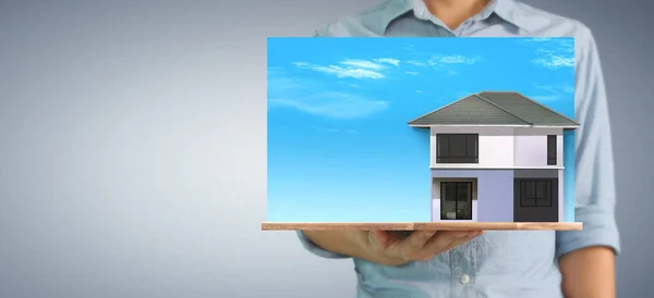 Hypotheek Concept Door Geldhuis Met Een Huismodel Hand — Stockfoto