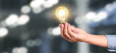 Aydınlatılmış ampul, fikir, inovasyon ilham kavramının el ele tutuşması