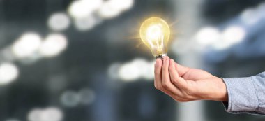 Aydınlatılmış ampul, fikir, inovasyon ilham kavramının el ele tutuşması