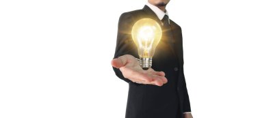 Aydınlatılmış ampul, fikir, inovasyon ilham kavramının el ele tutuşması