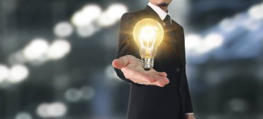 Aydınlatılmış ampul, fikir, inovasyon ilham kavramının el ele tutuşması