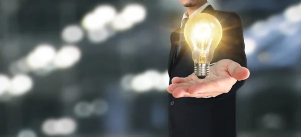 Ręka Oświetloną Żarówką Pomysł Koncepcja Inspiracji Innowacji — Zdjęcie stockowe