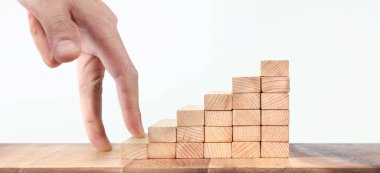 Oyuncak merdiven tahtasına tırmanan el yapımı bir insan.