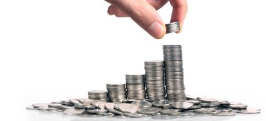 Bozuk paralar farklı pozisyonlarda üst üste yığılmış. El işindeki madeni paralar.