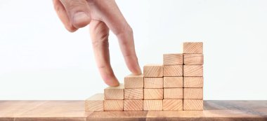 Oyuncak merdiven tahtasına tırmanan el yapımı bir insan.