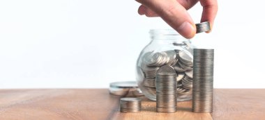 Bozuk paralar farklı pozisyonlarda üst üste yığılmış. El işindeki madeni paralar.