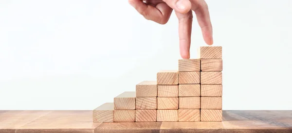Handgleiche Person Tritt Eine Spielzeugtreppe Hinauf Holz — Stockfoto