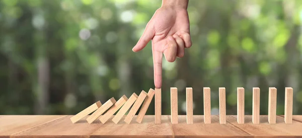 Hand Het Domino Effect Gestopt Door Unieke — Stockfoto