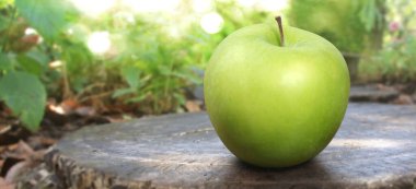 Mükemmel taze yeşil elma izole edildi. Kırpma Yolu ile Alanın Tam Derinliği