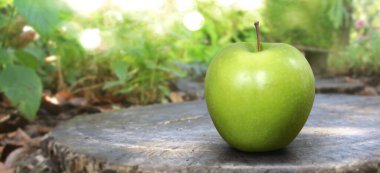 Mükemmel taze yeşil elma izole edildi. Kırpma Yolu ile Alanın Tam Derinliği