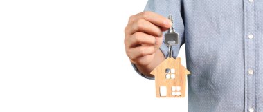 Emlakçı ev anahtarlarını elden teslim ediyor.