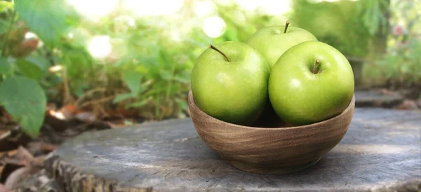 Perfect Fresh Green Apple Isolated Full Depth Field Clipping Path — Stock fotografie