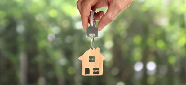 Immobilienmakler Übergibt Hausschlüssel Der Hand — Stockfoto