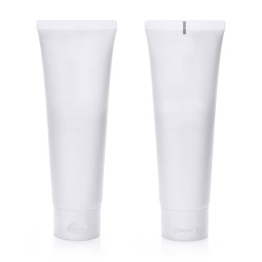 Beyaz güzellik kozmetik temizleyici köpük plastik kapta, beyaz arka planda izole edilmiş. Sağlık, tıbbi endüstri veya kişisel kullanım için. Model için tasarım şablonu. Ön & Arka Görünüm