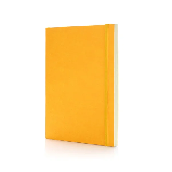 黄色硬皮封面 带有白色背景的弹性带的记事本 杂志或日记 设计模型 广告等的模板 侧视图 — 图库照片