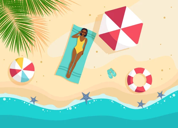 Joven afro mujer en bikini tomando el sol tumbado en la playa. Vista desde arriba. Vector plano ilustración de dibujos animados aislado . — Vector de stock
