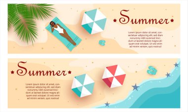 Bir dizi yaz hediye çeki. Afrika kökenli Amerikalı bir kız mayo giyiyor. Yukarıdan bak. Davetiye, hediye kartı ve sertifika için kullanılan kuponun alışılmadık tasarımı. Deniz kıyıları ve palmiye ağaçları ile vektör illüstrasyonu.