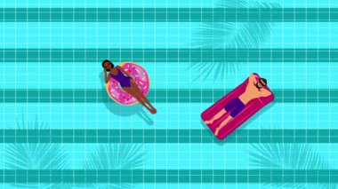 Genç bir adam ve havuzda yüzen Afrikalı Amerikalı bir kadının en iyi görüntüsü..