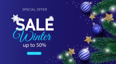 Noel ağacı dalları ve karla süslenmiş kış indirimi afişi.