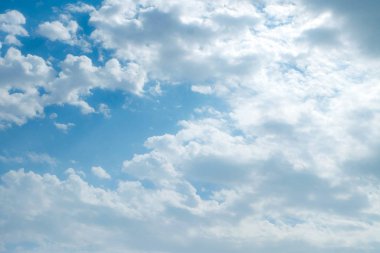 Güzel bulutlu mavi gökyüzü.