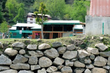 Yol kenarına istiflenmiş kayalar.