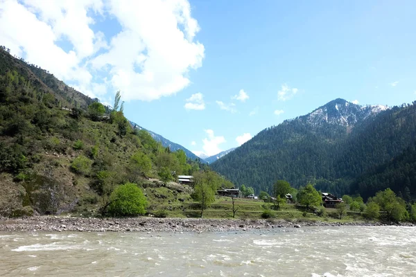 Sebuah Sungai Depan Pegunungan — Stok Foto