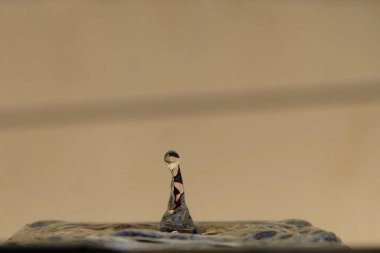 Su yüzeyine su damlaları