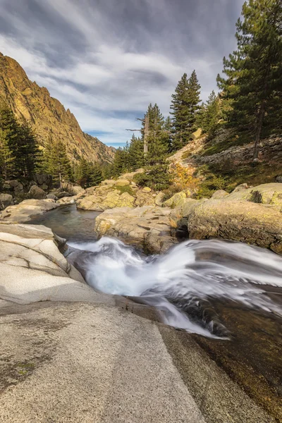 Водопады в горах долины Restonica на Корсике — стоковое фото