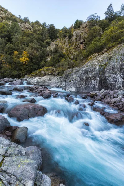 Slow-Shutter-Foto des Figarella-Flusses bei Bonifatu auf Korsika — Stockfoto