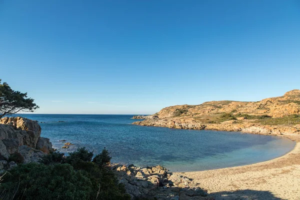 Bezludnej plaży na wybrzeżu Desert des Agriates na Korsyce — Zdjęcie stockowe