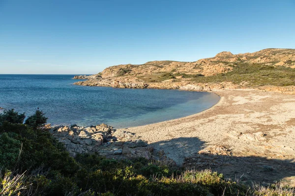 Bezludnej plaży na wybrzeżu Desert des Agriates na Korsyce — Zdjęcie stockowe