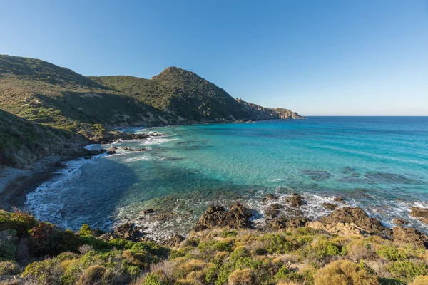 Mar turquesa en la costa del Desierto de los Agriatos en Córcega — Foto de Stock