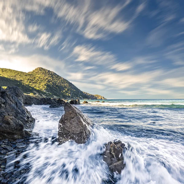 Foto ad otturatore lento di onde che si infrangono sulle rocce in Corsica — Foto Stock