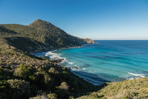 Turkosa havet på kusten av öknen des Agriatesen i Korsika — Stockfoto