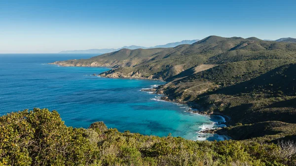 Turkosa havet på kusten av öknen des Agriatesen i Korsika — Stockfoto