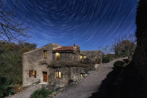 Stary młyn na Korsyce w nocy z trasy gwiazda powyżej — Zdjęcie stockowe