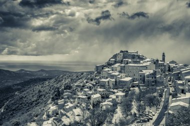 Corsica'deki / daki Speloncato günü kar B&W görüntü