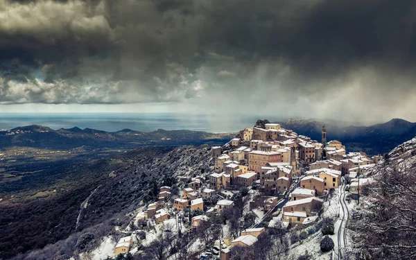 Sníh na horské vesnici Speloncato v Korsice — Stock fotografie