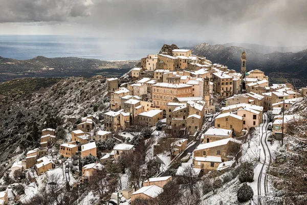 Neve na aldeia montanhosa de Speloncato na Córsega — Fotografia de Stock