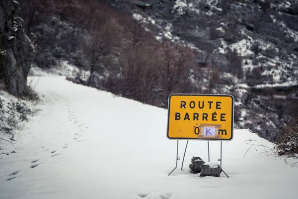 Közúti blokkolja jel hó fedett hegyi úton Korzikán — Stock Fotó