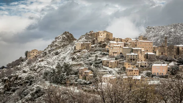 Neve na aldeia montanhosa de Speloncato na Córsega — Fotografia de Stock